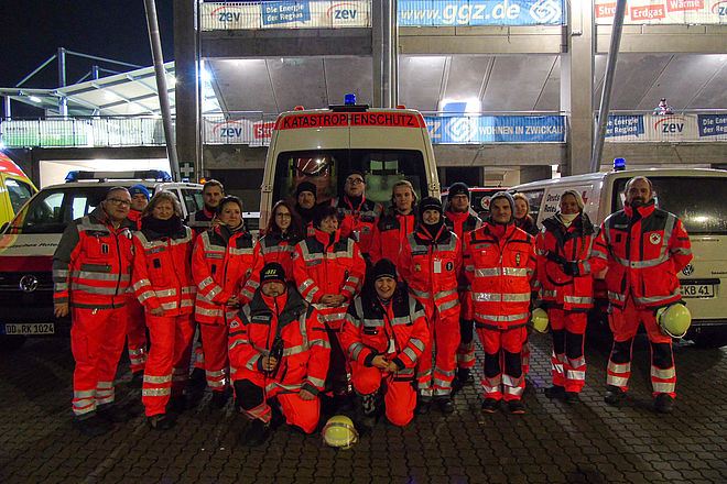Vor unserer Aufstellung und dem Spielbeginn noch schnell ein Gruppenfoto von der gesamten Mannschaft gemacht... (Dankeschön an den Kameraden der Feuerwehr Pöhlau)