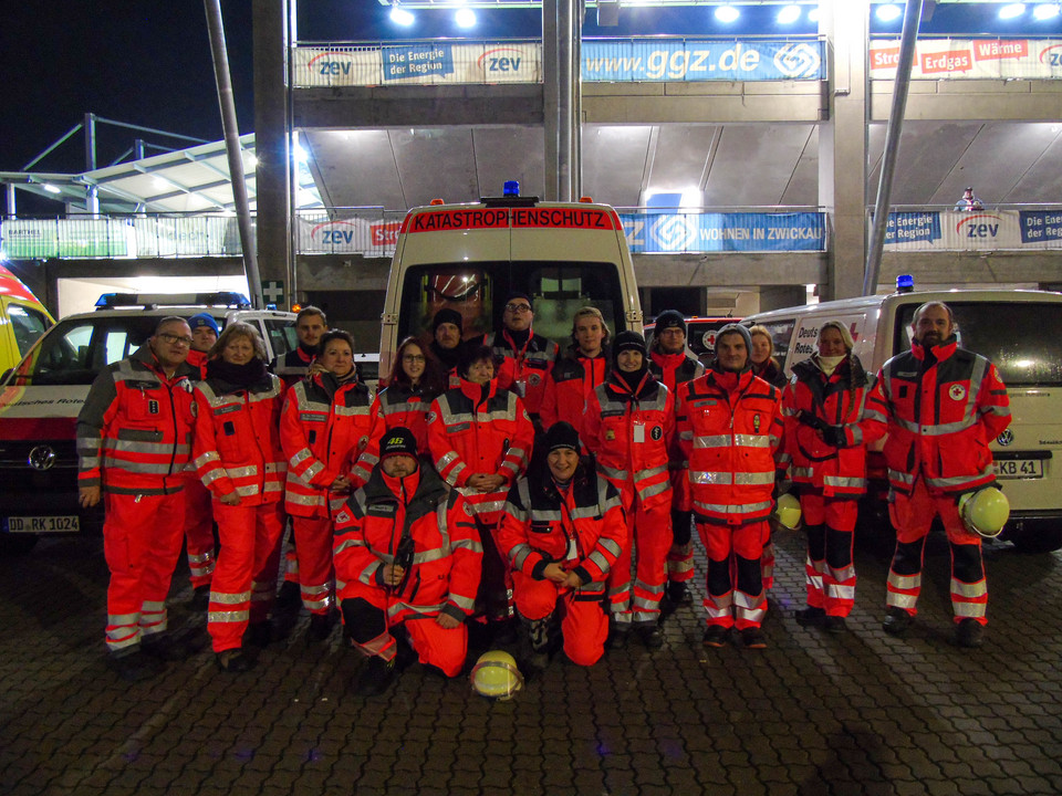 Vor unserer Aufstellung und dem Spielbeginn noch schnell ein Gruppenfoto von der gesamten Mannschaft gemacht... (Dankeschön an den Kameraden der Feuerwehr Pöhlau)
